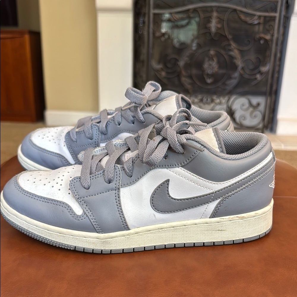 Nike Gray and White Low-Top Sneakers - Picture 4 of 10